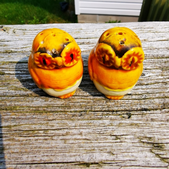 Vintage Kitschy Orange and Yellow Ceramic Owl Salt and Pepper Shakers - Picture 7 of 10